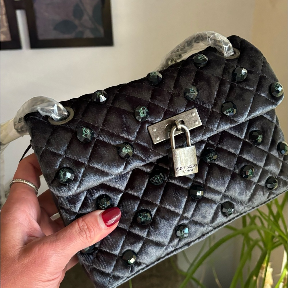 Authentic KURT GEIGER LONDON Velvet magnetic closure convertible Crosby/shoulder - Picture 14 of 16